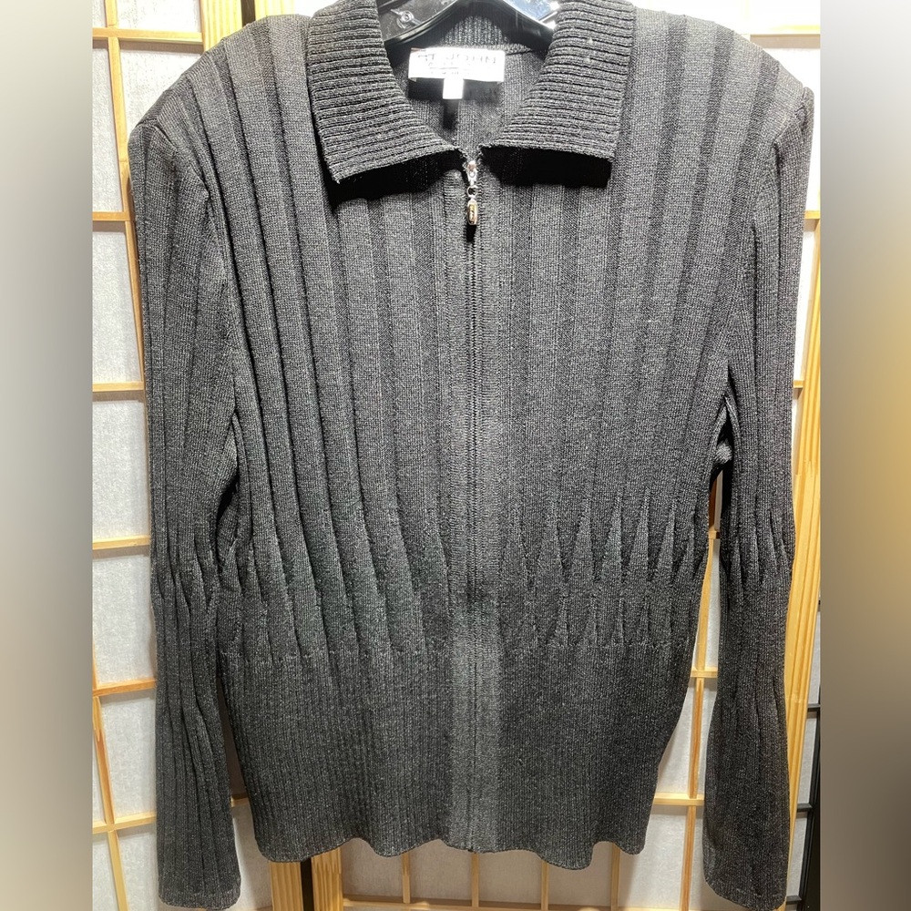 St Johns Marie Gray knit sweater. Size 14 Like New